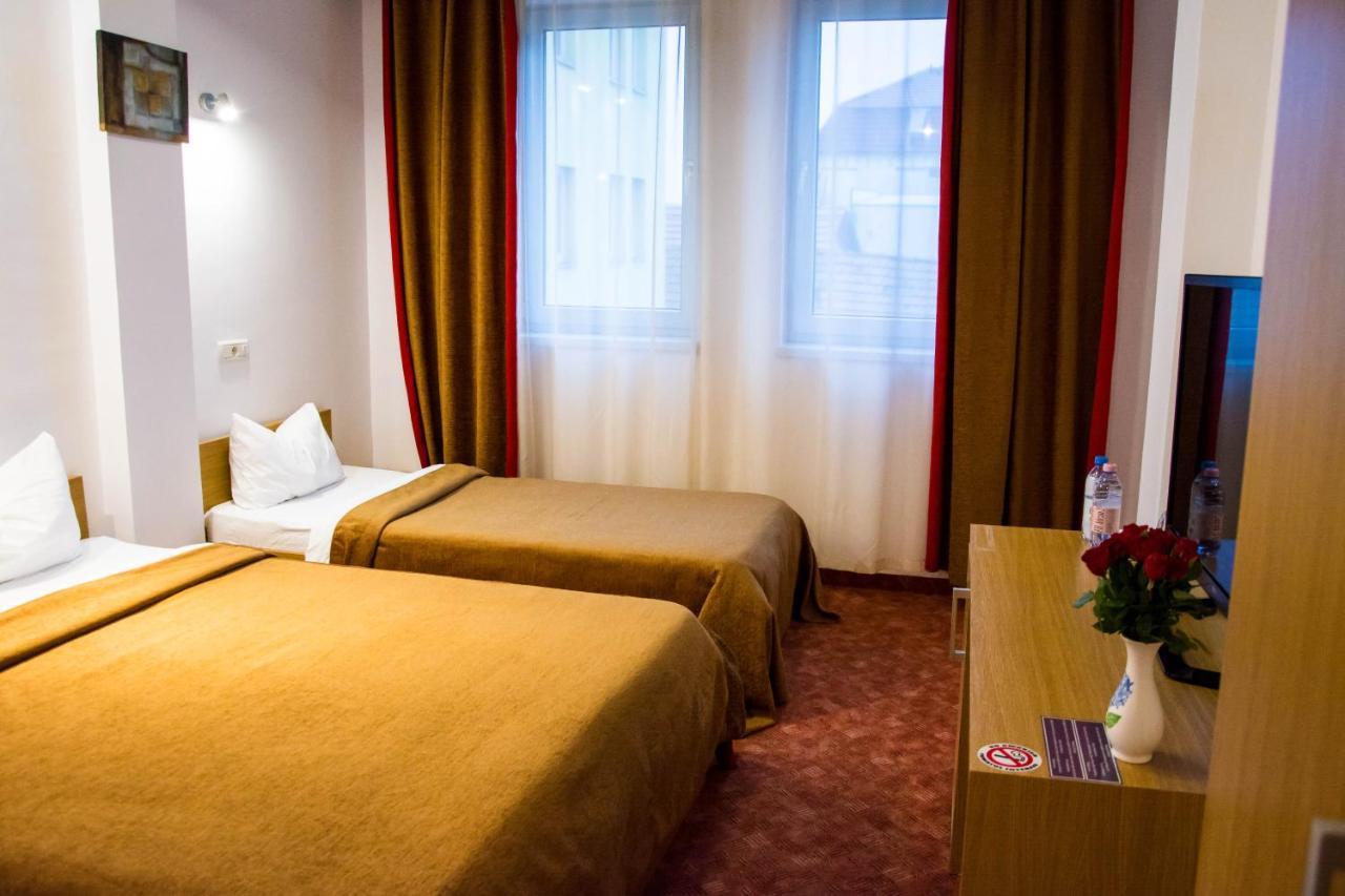 Hotel Riga Arad Extérieur photo