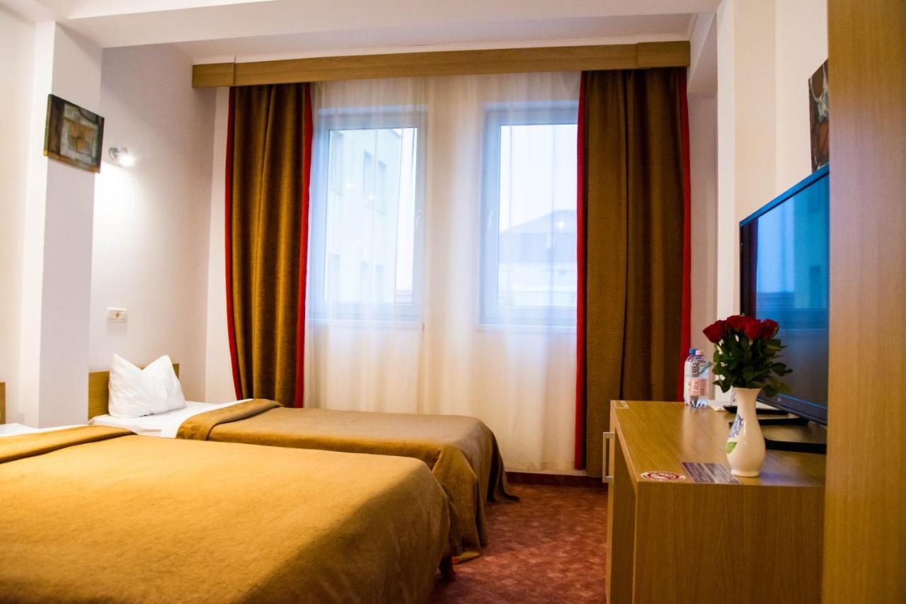 Hotel Riga Arad Extérieur photo