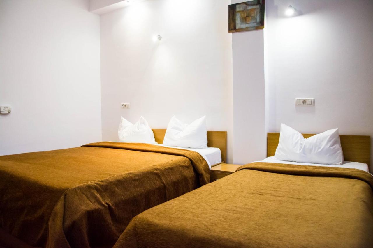 Hotel Riga Arad Extérieur photo