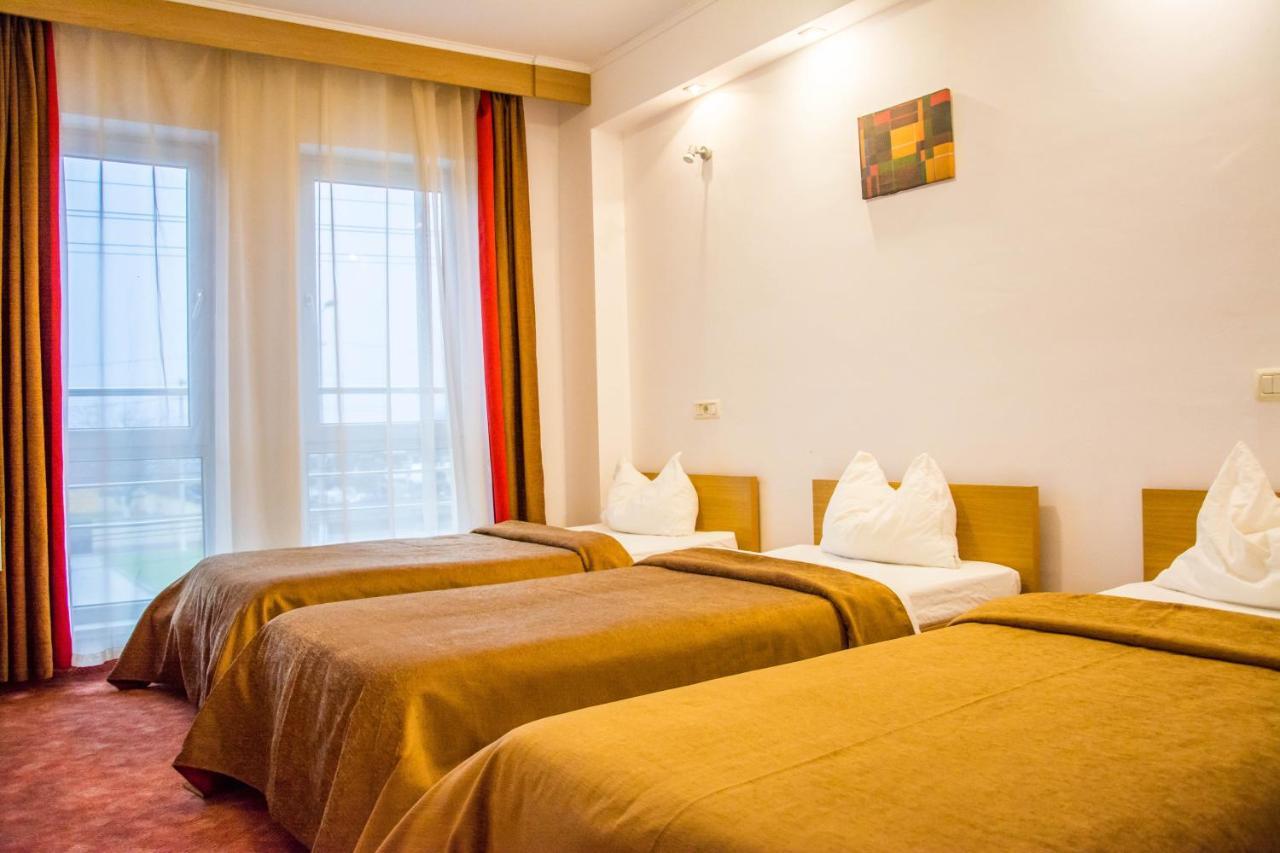 Hotel Riga Arad Extérieur photo