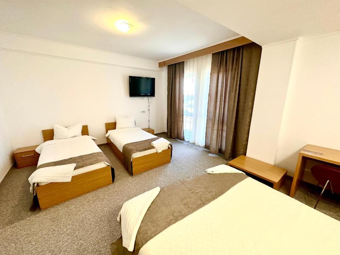 Hotel Riga Arad Extérieur photo